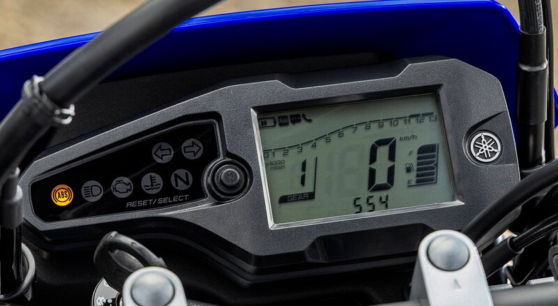 LCDマルチファンクションメーターは、速度計／タコメーターのほか、オドメーター、トリップメーター、燃料計などをコンパクトにレイアウト