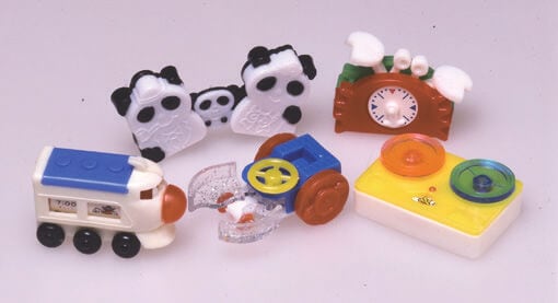 【1960～70年代】昭和42～48年、プラスチックのおもちゃが主流となり、男の子用、女の子用に分けられた。昭和49年からグリコのおもちゃが大きくカラフルに！