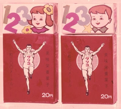 【1960～70年代】昭和42～48年、プラスチックのおもちゃが主流となり、男の子用、女の子用に分けられた。昭和49年からグリコのおもちゃが大きくカラフルに！
