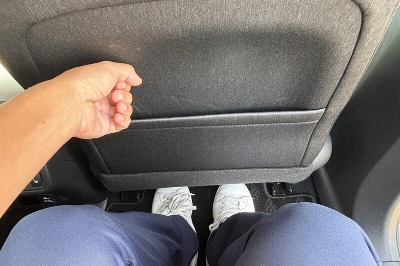 リアシートの居住性も高く身長175㎝の小沢が普通に座れる