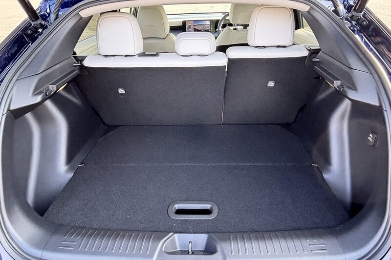 ラゲッジ容量は435Lから420Lにダウンしているが、使い勝手は同等でスペースユーティリティをキープ