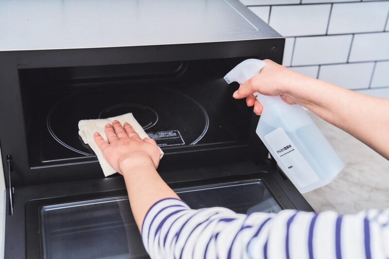 アルカリ電解水は主成分が水だから、電子レンジやシンクなど食材が触れる部分に使っても安心