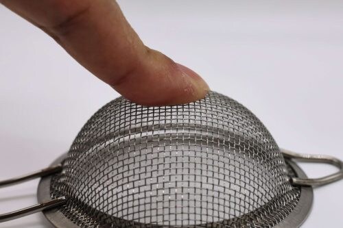「ハンドル付き極細ワイヤーストレーナー 3点セット(87円)」 小サイズは押してもほぼへこまない