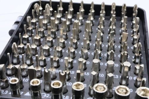 「115-in-1 精密ドライバーセット」対して以前買った680円のモノは長さがあるため、きちんとつまむことができる