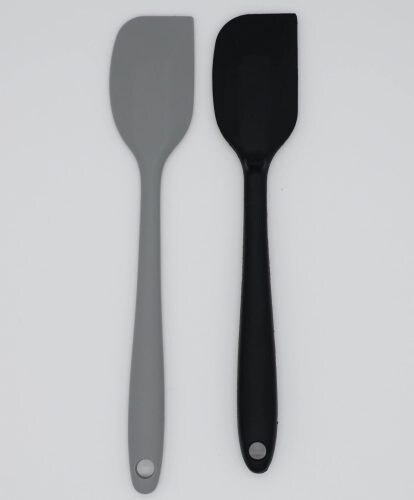 「シリコンヘラ 6点セット(食品グレード・87円)」 左はHaulの87円のモノ、右はダイソーのスパチュラ(ミニ)