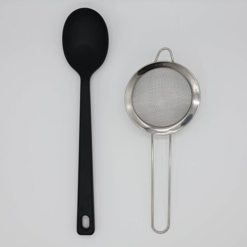 「ハンドル付き極細ワイヤーストレーナー 3点セット(87円)」 サイズ小を無印良品のシリコン調理用スプーン(小)とサイズ比較