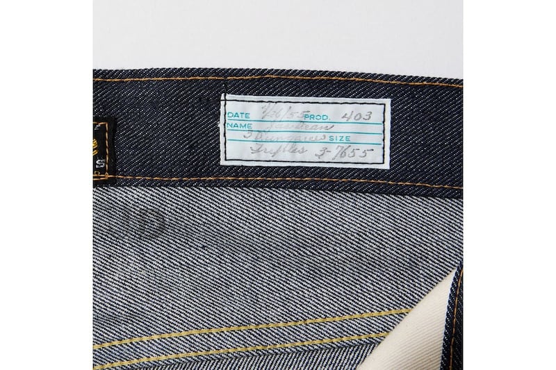 象徴的なディテールとして、ベルト内側に映画の衣装として使用されていたことを示す“タグ”を配し、イニシャルの“JD”スタンプを押印