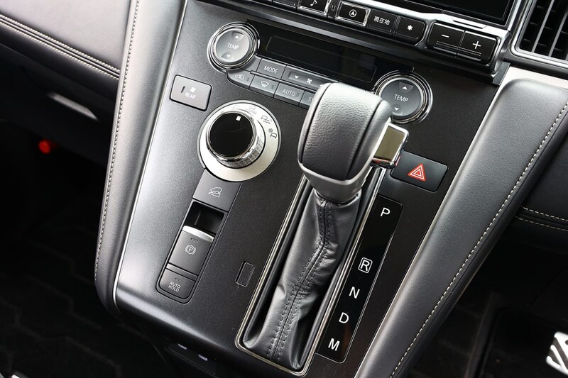 シフト横に走行モードのセレクトダイヤルが新たに設置されている