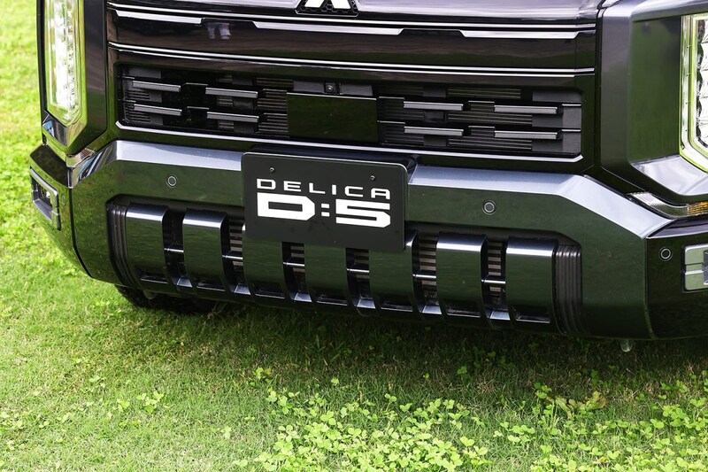 グリルはもちろんパンパーもより大胆かつ複雑な形状になって存在感がアップ