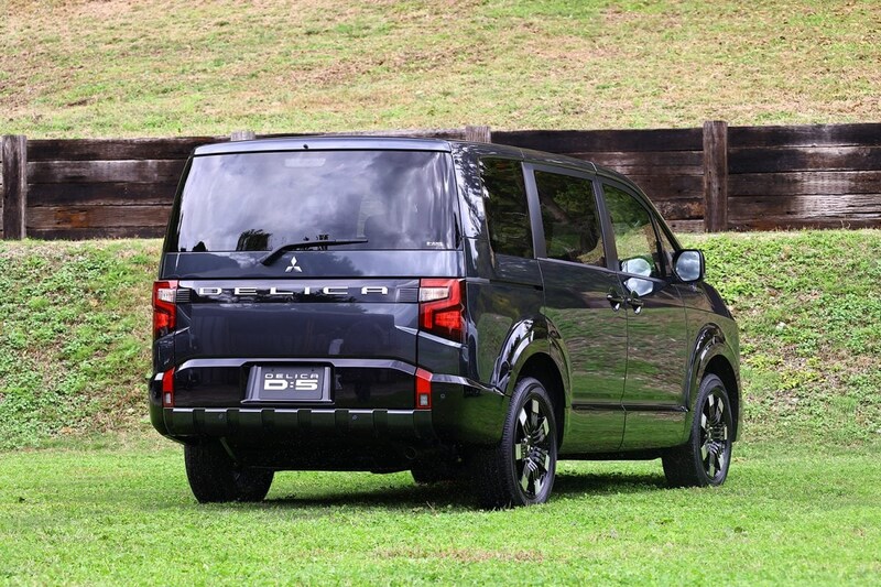 リヤバンパーはフロントのイメージを継承しつつ、リヤゲートに「DELICA」のロゴが入る
