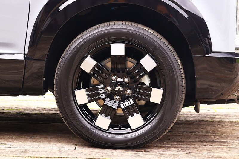 18インチホイールは表面切削も採り入れた大胆なデザイン