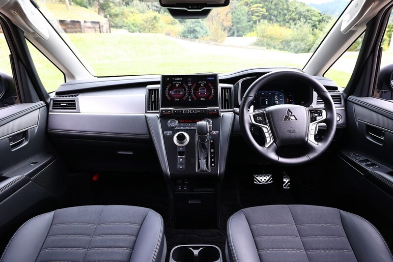 8インチの大型ディスプレイを新たに採用