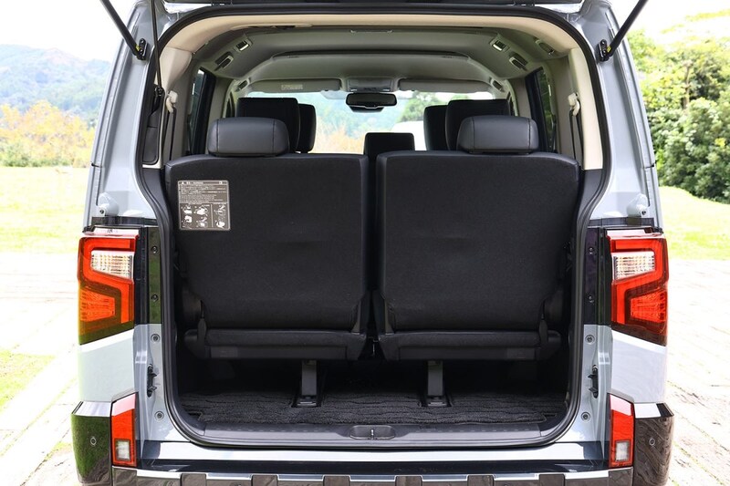 3列目を立てた状態ではミニバンとして標準的なラゲッジスペース