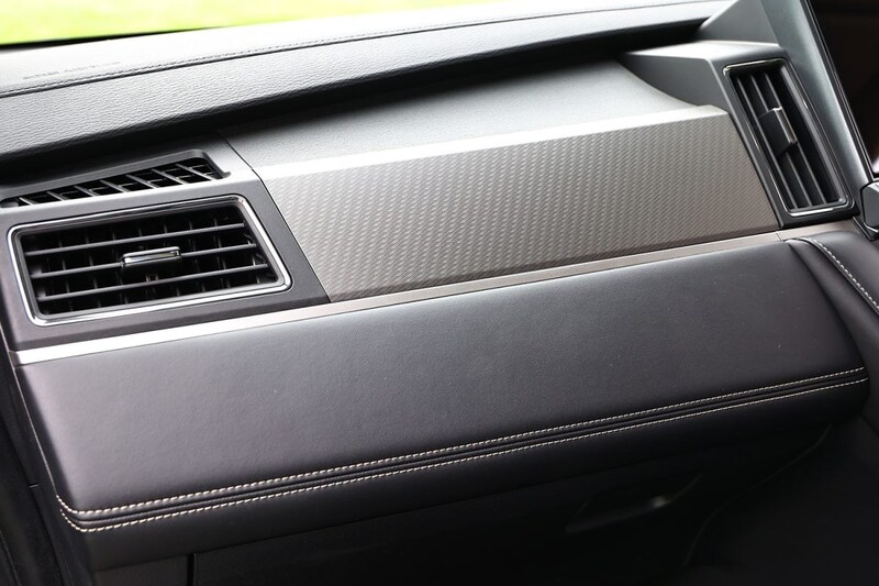 ダッシュボード周りはレザー風やカーボン調の処理をメインに、メタル調パネルも採り入れている