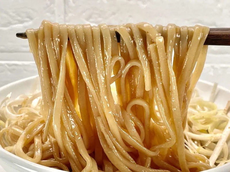 Uluru
東京 釜玉中華そば ナポレオン軒（2食入）／もう細うどんを超えるレベルの太さです。そのぶん表面積が広がりますので、タレとの絡み方と調和がすばらしい