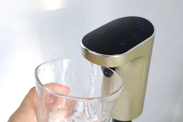 第1位 【ドンキで家呑み革命】これぞ年末年始の必須品!“お酒ボトルに差し込むだけ”の自動ドリンクサーバーが便利すぎる