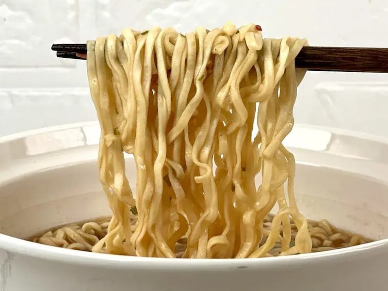 第3位　「このカップ麺、衝撃のウマさ」即席麺マニア絶賛！“大阪万博お土産におすすめ”激レアご当地カップ麺ベスト3【1位はたこ焼きスープの再現度に驚き】