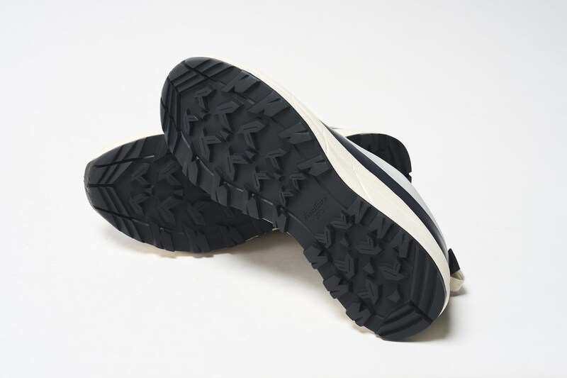 アウトソールは泥が詰まりにくくグリップしやすい構造になっており、悪路での歩行をサポートしてくれる