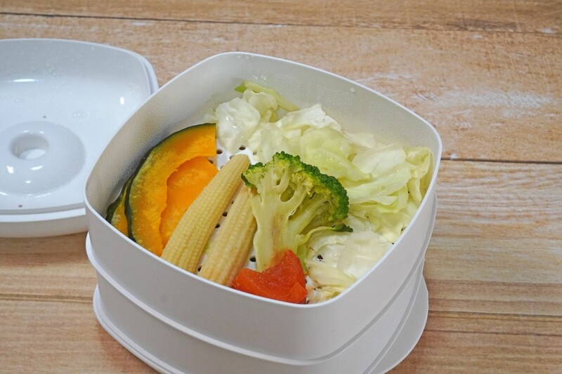 「ニトリで999円の神アイテム」4分で蒸し料理が完成!“レンジで二品同時に作れる”せいろ蒸し器が便利すぎた