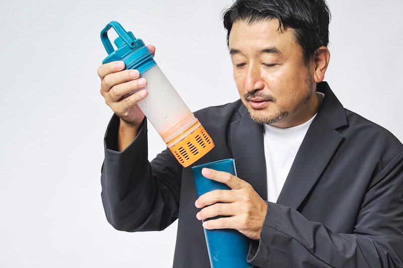 外側のアウターボトルと、カートリッジがついたインナープレスから構成されている