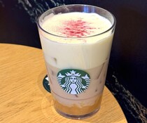 「スタバ秋の新作が激うまだった」3層の味変が楽しい“焼き芋ムースティーラテ”の魅力を全解説