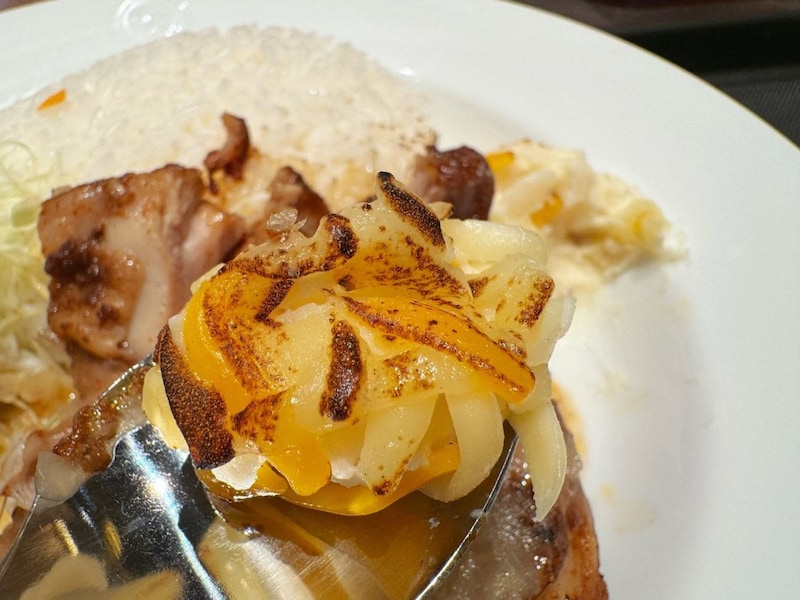 炙りチーズが乗ったポテサラも、コクのあるなめらかさで美味しい！