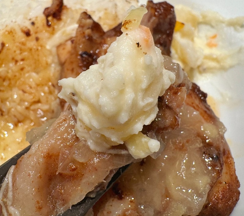 ジャークチキンと一緒に食べるとまろやかさが追加されて、いくらでも食べられてしまいそうな沼る味わいに