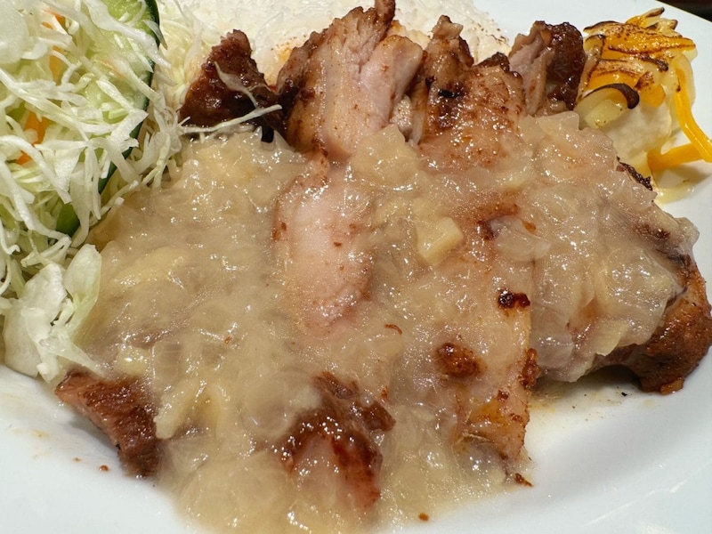 松屋のジャークチキンも、シナモンやクローブ、ナツメグを合わせたような独特の香りを持つ「オールスパイス」を使用した本格派