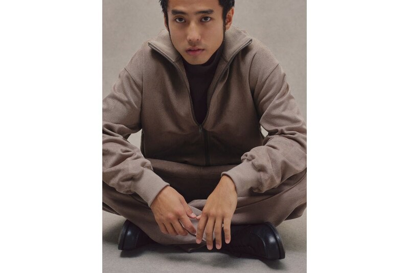 メンズビギ「SUEDE LIKE TRACK JACKET」￥26,400、メンズビギ「SUEDE LIKE TRACK PANTS」￥22,000