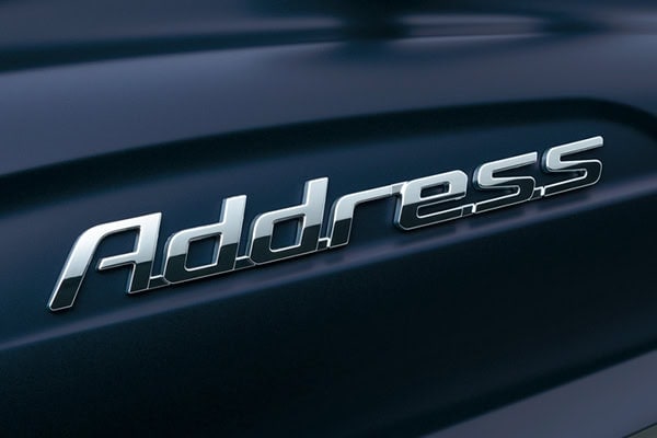 プレミアム感を演出してくれる立体エンブレム