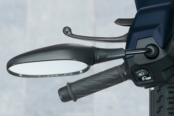 左側のブレーキレバーを握ると、フロントブレーキとリヤブレーキが同時に作動し安定した制動をサポートしてくれるコンバインドブレーキ