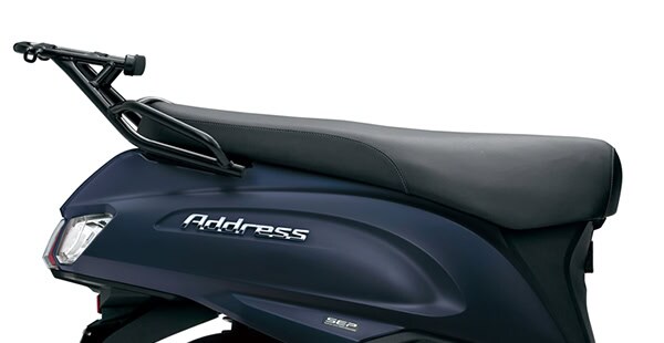 ポジションの自由度を高め、快適な乗り心地を提供してくれるフラットなシート