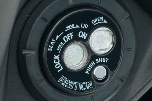 盗難やイタズラを防いでくれるワンプッシュでシャッターが閉じるキーシリンダー