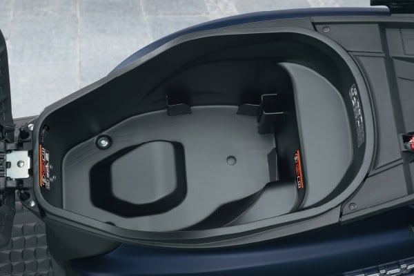 前モデルよりも容量がアップしたシート下のトランクスペース