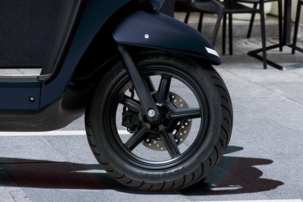 フロント12インチ、リヤ10インチのホイールとダンロップ製のD307Nタイヤの組み合わせ