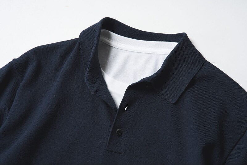 インナーに白Tシャツをレイヤードしておけばボタンを開けても品性が残る