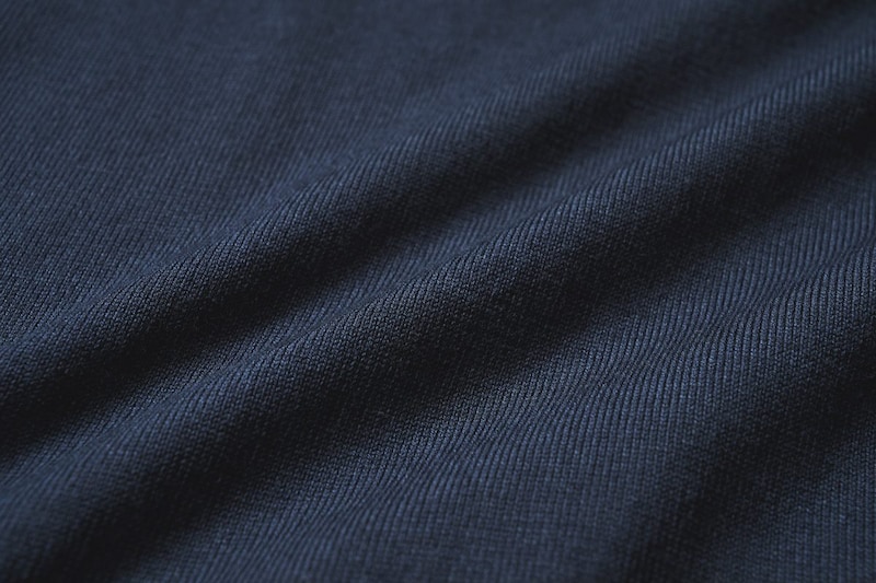 一般的なポロシャツとは異なる滑らかな肌触りを実現しており、着心地も良い