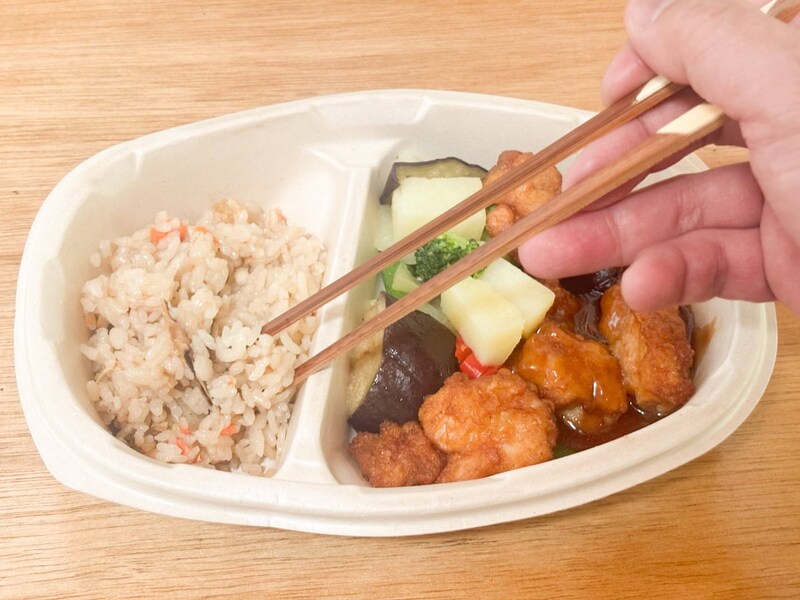 「五目ご飯と鶏と野菜の黒酢あん」はワンパックで胃袋に覚える満足感だけでなく、肉、野菜、主食と栄養のバランスがよく取れる感じもあります