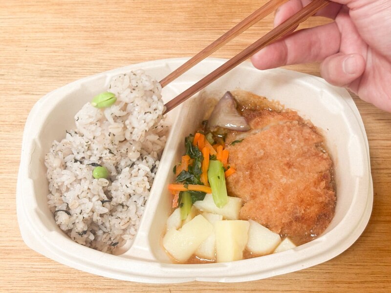 「しそひじきご飯とチキンカツみぞれ煮風」はごはんに枝豆がのっていたり、全体的に彩りもキレイでヘルシー感の高いメニューです