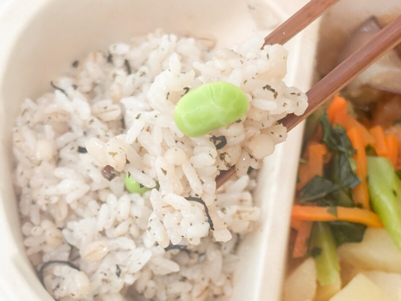 「しそひじきご飯とチキンカツみぞれ煮風」は、しそのいい香りに箸が進み、小盛りご飯なのが残念なくらいです