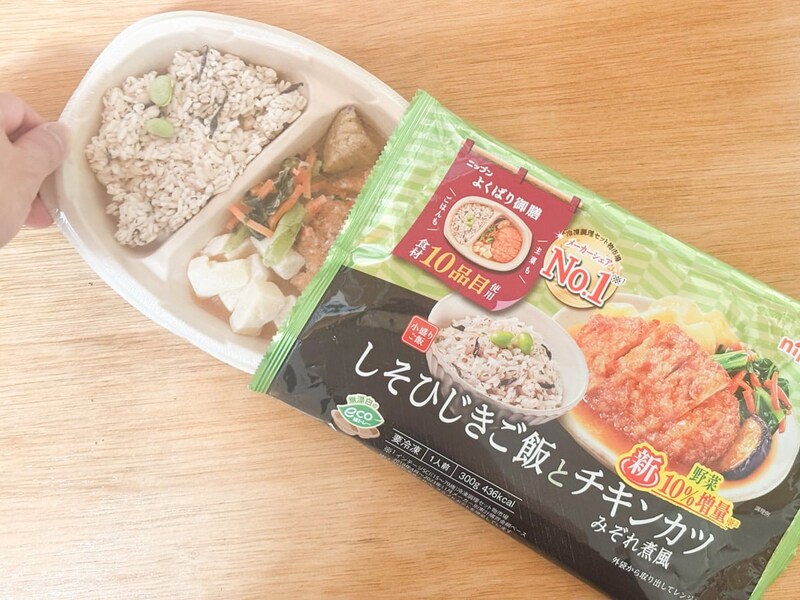 「しそひじきご飯とチキンカツみぞれ煮風」は2つに仕切られたトレーにメインディッシュとごはんが入っています