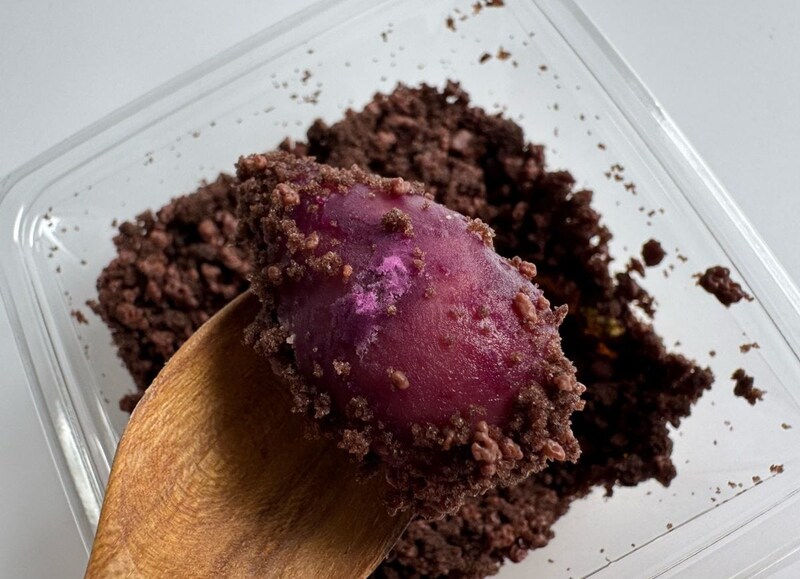 体験型デザートって……？とパッケージを開けると、中には土に見立てたココアスポンジが。一見普通のスイーツですが、ザクっとスプーンを入れると現れたのは可愛いミニサイズスイートポテト！