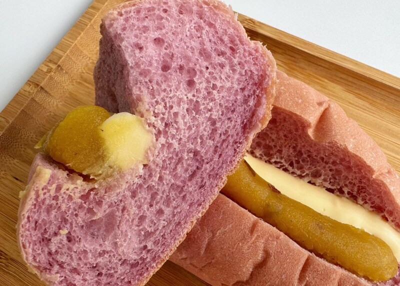 しっとり＆もっちりとした生フランスパンに、紅はるかを使用したおいもあんとバター入りマーガリンをサンド