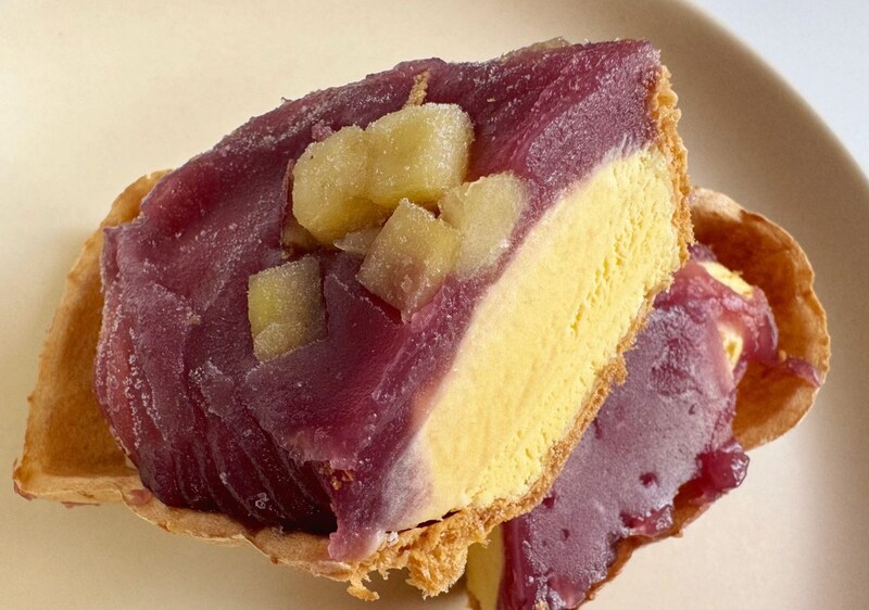 シャクっとした食感のもなかとひんやり甘いお芋アイス、ねっとりとした紫いもあんや、ダイス状の紅はるかと、食感も味わいも飽きのこない贅沢な組み合わせ