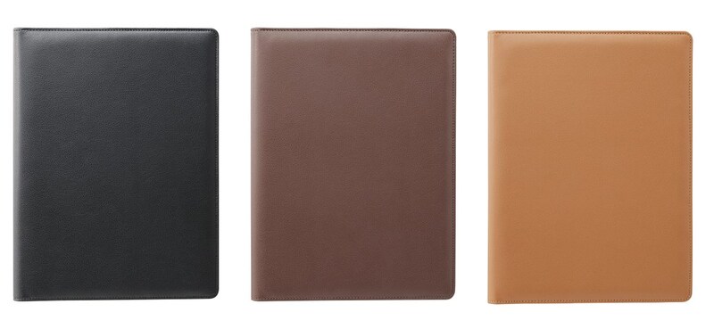プラス「PU合成皮革クリップファイル」各￥1,705／外寸縦320×横490㎜／480ｇ／3色展開（ブラック、ブラウン、ライトブラウン）