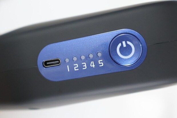 操作はシンプルで、充電はType-C