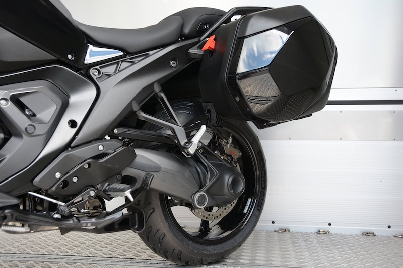 旅をより快適にしてくれるオプションのサイドケースもボディにマッチした美しいデザイン