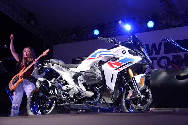 流線型の美しいカウリングがステージ上のライトに照らされて光り輝き、より一層存在感が増していた。