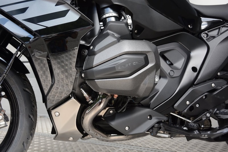 R1300Rと同様の1300ccの水冷ボクサーエンジンは、145馬力、149Nmというパワフルな動力性能を備える
