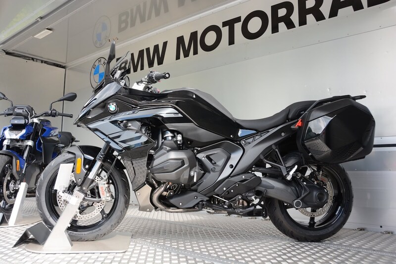 ライディングポジションの最適化がおこなわれ、特にスポーティな走りをおこなう際のコントロール性能をアップさせるポジションが取れるようになっている